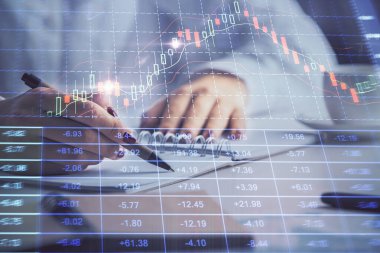 Forex grafik hologramı ile not lar yapan kadın ellerinin çift pozlama. Kavram teknik analizi.