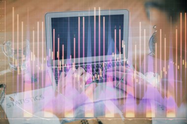 Arka planda bilgisayar üzerinde çalışan bir adamla birlikte çok sayıda piyasa haritasına maruz kaldık. Mali analiz kavramı.