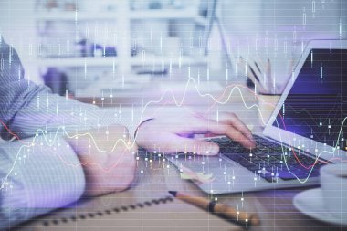 Arka planda bilgisayar üzerinde çalışan adam ile borsa grafiği çoklu pozlama. Finansal analiz kavramı.