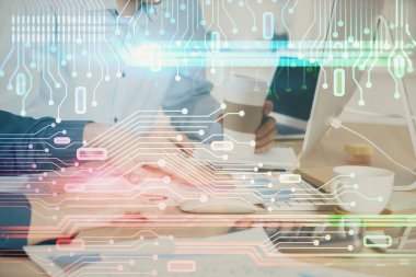 Bilgisayar geçmişi üzerinde çalışan bir adamla teknolojinin hologramına çifte maruz kalma. Büyük veri kavramı.