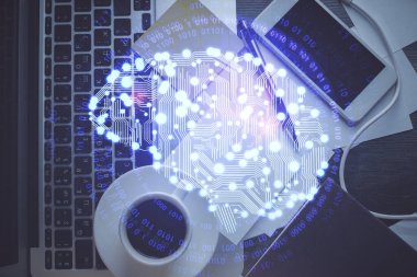 Üst görünüm çalışma masası arka planında bilgisayarla beynin hologramına çoklu pozlama. Büyük veri kavramı.