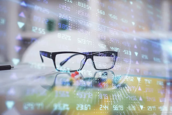Hologramm Der Finanzgrafik Mit Brille Auf Dem Tischhintergrund Geschäftskonzept Doppelbelastung — Stockfoto