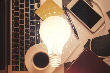 Masaüstü arka planında ampul çizimi. Üst Manzara. Çifte maruziyet. Fikir kavramı.