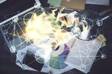 Üst görünüm çalışma masası arka planında bilgisayarla hologram çizerken çifte maruz kalma. Büyük veri kavramı.