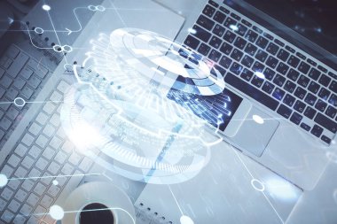 Bilgisayarla üst görünüm çalışma masası arka planında veri temasının çoklu pozlanması hologramı çiziyor. Teknoloji kavramı.