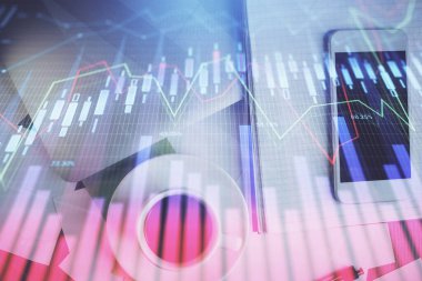 Forx grafik hologramının telefonlu masaüstü üzerinde çoklu pozlandırılması. Üst Manzara. Mobil ticaret platformu kavramı.