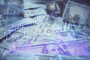 Forx grafiğinin çok sayıda görüntüsü bize dolar banknotları arka planında görünüyor. Finansal başarı piyasası kavramı.