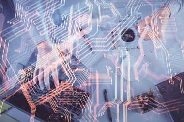 Bilgisayar klavyesinin ve teknik temalı hologram çiziminin üzerine yazarken iki kez görüntülenmiş. Üst Manzara. Teknoloji konsepti.