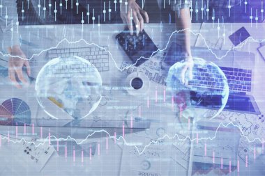 Birlikte çalışan kadın ve erkeğin birden fazla pozu ve finansal grafik hologramı. İş konsepti. Bilgisayar arkaplanı.