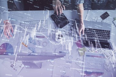 Birlikte çalışan kadın ve erkeğin birden fazla pozu ve finansal grafik hologramı. İş konsepti. Bilgisayar arkaplanı.