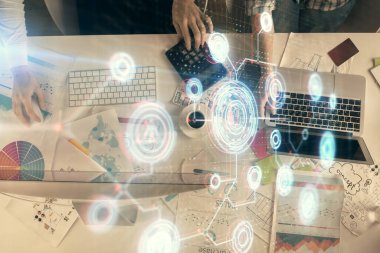 Kadın ve erkeğin birlikte çalışması ve teknoloji temasının hologramı çekmesi. Büyük veri konsepti. Bilgisayar arkaplanı.