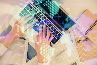 Bilgisayar ve ön grafik hologram çizimi üzerinde çalışan kadın elleri çift pozlama. Üst Manzara. Mali analiz kavramı.