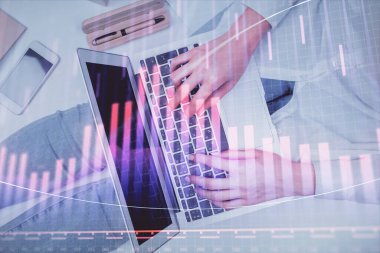 Bilgisayar ve ön grafik hologram çizimi üzerinde çalışan kadın elleri çift pozlama. Üst Manzara. Mali analiz kavramı.