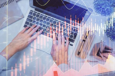 Bilgisayar ve ön grafik hologram çizimi üzerinde çalışan kadın elleri çift pozlama. Üst Manzara. Mali analiz kavramı.