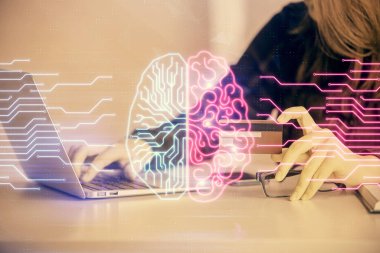 Kredi kartı ve beyin hologramı çizimi tutan bir kadının online alışverişine iki kez maruz kalışı. Veri E-ticaret kavramı.