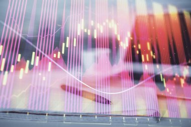Finansal grafik çizimleri ve açık defter arkaplanı olan bir masa. Önx pazarı kavramı