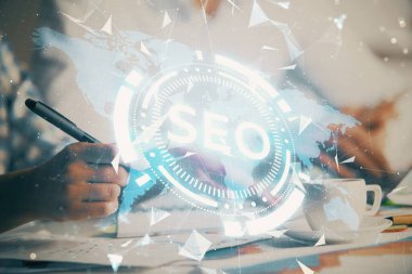 SEO 'nun arka planda not alan insanları iki kez çekmesi. Arama optimizasyonu kavramı