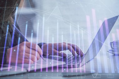 İş kadınlarının bilgisayar ve ön grafik hologram çizimlerini yazarken çift pozlama. Mali analiz kavramı.