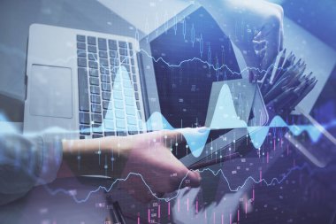 İşkadını ellerinin bilgisayar ve finansal grafik hologramı çizimlerinde çifte pozlama. Borsa analizi kavramı.