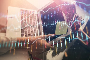 İşkadını ellerinin bilgisayar ve finansal grafik hologramı çizimlerinde çifte pozlama. Borsa analizi kavramı.