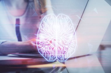 Bilgisayar ve insan beyin hologramı çizimleri üzerinde çalışan kadın ellerine çok maruz kaldı. Ai teknoloji konsepti.