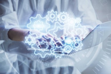 Kadın elinin bilgisayar ve iş temalı hologram çizimlerinde çifte pozlama. Başarı konsepti.