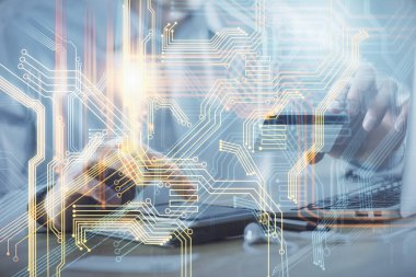 Elinde kredi kartı ve dünya haritası çizimi olan bir adamın ellerine iki kez maruz kalmış. Uluslararası İnternet E-ticaret ve teknoloji kavramı.