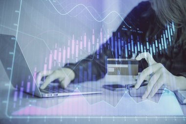 Çevrimiçi alışveriş yapan bir kadının elinde kredi kartı ve mali grafik çizimi tutarken iki kez görüntülenmiş. Borsa E-ticaret kavramı.