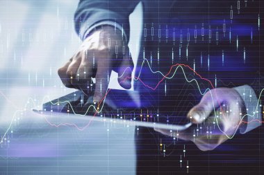 Bir adamın elini tutarken ve dijital bir cihaz ve ön grafik çizimi kullanırken çift pozlama. Finansal piyasa kavramı.