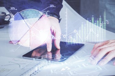 Bir adamın elini tutarken ve dijital bir cihaz ve ön grafik çizimi kullanırken çift pozlama. Finansal piyasa kavramı.