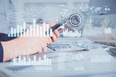 Bir adamın elini tutarken ve bir telefon ve finansal çizim kullanırken çift pozlama. Pazar analizi kavramı.