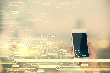 Teknolojiye çifte maruz kalma, hologram ve cep telefonu kullanan bir kadın..