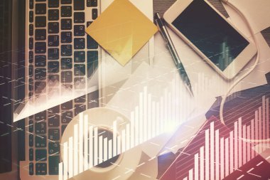 Bilgisayarla arka plan üzerine iki kat mali şema çizimi. Araştırma ve analiz kavramı. Üst görünüm.