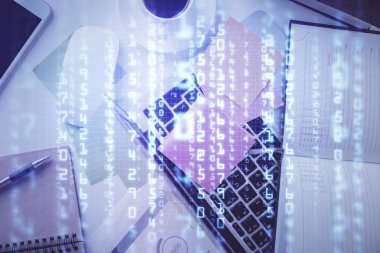 Bilgisayarlı çalışma masası arkaplanı üzerinden veri hologramına çifte maruz kalma. Ai kavramı. Üst görünüm.