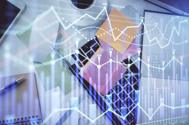 Bilgisayarla birlikte çok sayıda finansal şema çizimi. Araştırma ve analiz kavramı. Üst görünüm.