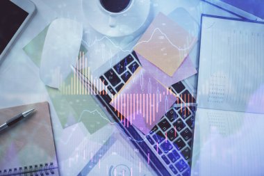 Bilgisayarla birlikte çok sayıda finansal şema çizimi. Araştırma ve analiz kavramı. Üst görünüm.