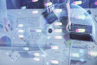 Kadın ve erkeğin birlikte çalışması ve teknoloji temasının hologramı çekmesi. Büyük veri konsepti. Bilgisayar arkaplanı.