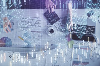 Birlikte çalışan kadın ve erkeğin birden fazla pozu ve finansal grafik hologramı. İş konsepti. Bilgisayar arkaplanı.