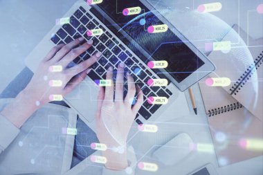 Bilgisayar ve veri temalı hologram çizimlerinde çalışan kadın elleri çift pozlama. Üst Manzara. Teknoloji konsepti.