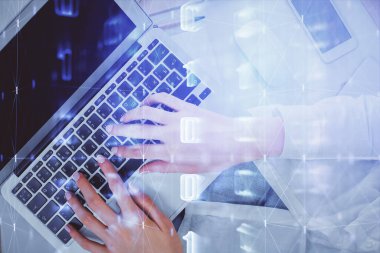 Bilgisayar ve veri temalı hologram çizimlerinde çalışan kadın elleri çift pozlama. Üst Manzara. Teknoloji konsepti.