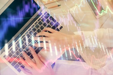 Bilgisayar ve ön x çizim hologramı üzerinde çalışan kadın elleri çift pozlama. Üst Manzara. Mali analiz kavramı.