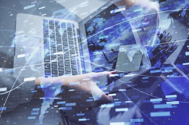 Bilgisayar ve veri temalı hologram çizimleri üzerinde çalışan kadın ellerine çok fazla maruz kalma. Teknoloji kavramı.