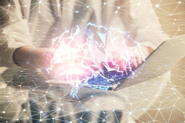 Bilgisayar ve beyin hologramı çizimleri üzerinde çalışan kadın elleri çift pozlama. Ai kavramı.