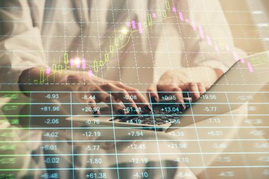 Bilgisayarda ve ön x grafik hologram çiziminde kadın eli yazarken çift pozlama. Borsa yatırım kavramı.