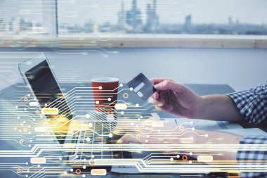 Elinde kredi kartı ve veri teması çizimi olan bir adamın ellerine iki kez maruz kalmış. E-ticaret ve teknoloji kavramı.