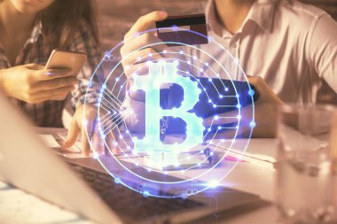 Bir kredi kartı ve kripto temalı hologram çizimi tutan kadın ve erkeğin online alışverişine iki kez maruz kalıyorlar. Engelleme zinciri ve E-ticaret çevrimiçi ücret kavramı.