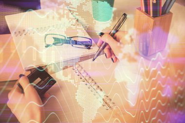 İnternetten alışveriş yapan kadının elinde kredi kartı ve mali grafik çizimi var. Borsa E-ticaret kavramı.