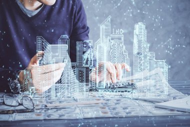 Dijital bir cihaz ve şehir çizimi kullanarak insanın ellerini tutarken çift pozlama.