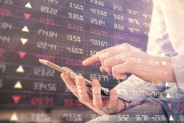 Bir adamın elini tutarken ve dijital bir cihaz ve ön grafik çizimi kullanırken çift pozlama. Finansal piyasa kavramı.