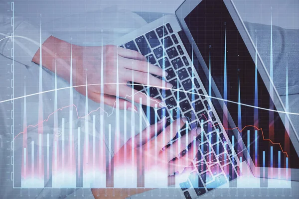 Dupla Exposição Das Mãos Mulher Trabalhando Computador Gráfico Forex Holograma — Fotografia de Stock